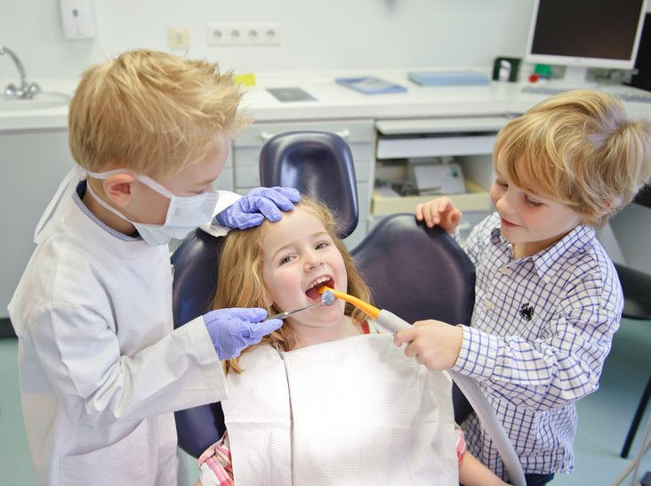 Kinder beim Zahnarzt © Claudia Paulussen - Fotolia.com